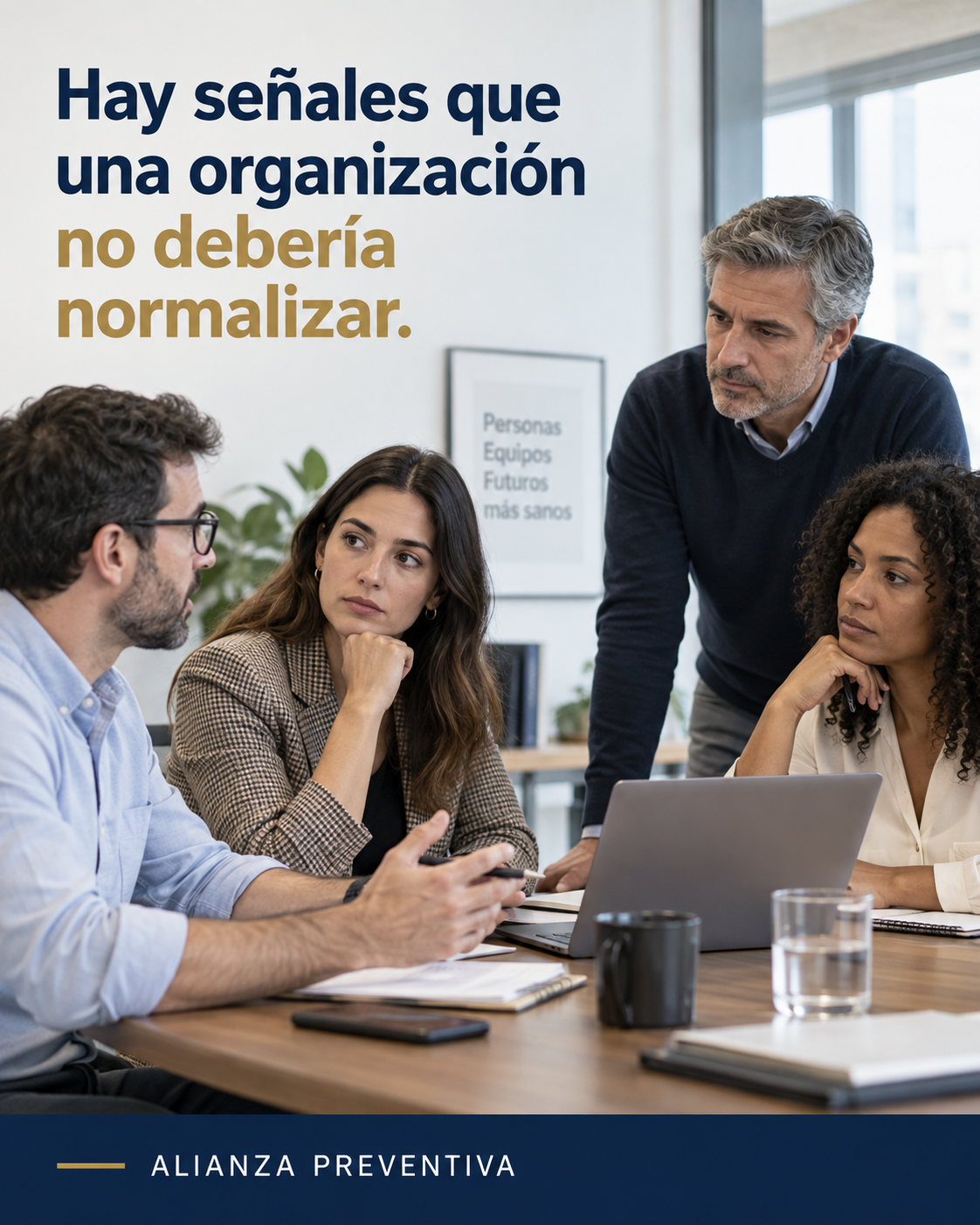 Equipo profesional diverso dialogando sobre señales organizativas que requieren atención.